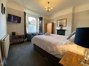 1 dormitorio con 1 cama grande y sala de estar en Number 34 Bed and Breakfast York, en York