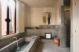 bagno con lavandino e specchio di Maison Brummell Majorelle a Marrakech