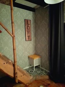 - un coin chambre avec un lit et une table dans l'établissement Les Roches Restaurant & Chambre d'Hotes, à Servant