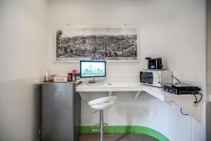 ein weißer Schreibtisch mit einem Computer darüber in der Unterkunft A Peace Of Rome B&B in Rom + 38 Fotos