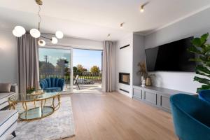 un soggiorno con una TV, un divano e un tavolo di Villa Contessina by SeeAdria Agency a Novigrad Istria