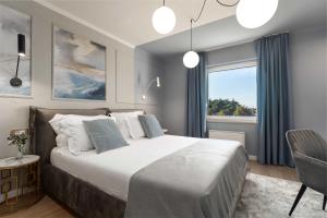 una camera da letto con un letto grande e una finestra di Villa Contessina by SeeAdria Agency a Novigrad Istria Altre 76 foto