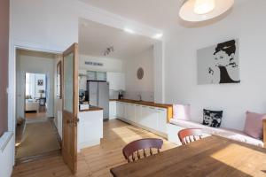 eine Küche und ein Wohnzimmer mit einem Tisch und einem Esszimmer in der Unterkunft Spacious 2 bedroom High Street apartment in North Berwick