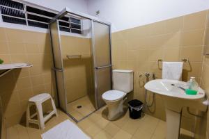 un bagno con doccia, WC e lavandino di Natureza a 100m da Praia, 4 suítes, amplo jardim a São Sebastião Altre 45 foto