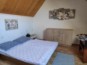 um quarto com uma cama, uma secretária e armários em Domček Janina em Suchá Hora