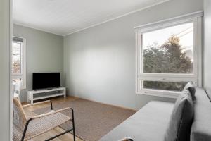 TV a/nebo společenská místnost v ubytování Cozy duplex at Heikinlaakso