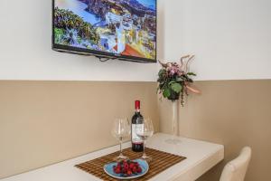 ein Tisch mit zwei Gläsern und einer Flasche Wein in der Unterkunft A Peace Of Rome B&B in Rom