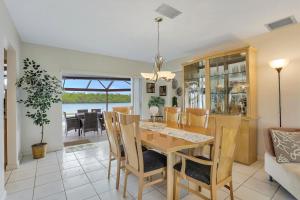 Φωτογραφία από το άλμπουμ του Waterfront home on key lot with pool/view of river σε Marco Island