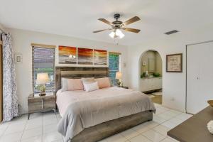 Ένα ή περισσότερα κρεβάτια σε δωμάτιο στο Waterfront home on key lot with pool/view of river +19 φωτογραφίες