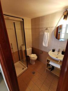 Un baño con ducha, inodoro y lavabo. en Karma, en Kamari