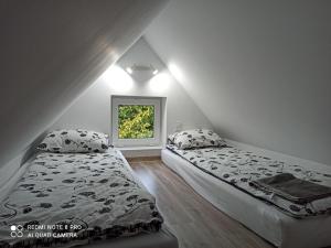 Posteľ alebo postele v izbe v ubytovaní Apartameny Wiktoria i Nikola w Karwiku