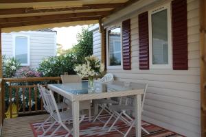 Balkón alebo terasa v ubytovaní Mobile-Home 3 chambres Camping 4 étoiles Siblu