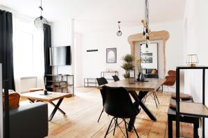 a living room with a table and chairs at Be in Berlin Apartments im Bergmannkiez in Berlin
