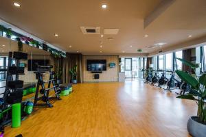 Una sala grande con gimnasio con bicicletas estáticas. en Hilltop Serviced Apartments - Ancoats, en Mánchester