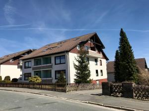 Casa blanca con techo marrón en Ferienwohnungen Kolsdorf A, en Braunlage