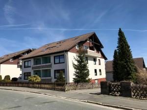 ein weißes Haus mit braunem Dach in der Unterkunft Ferienwohnungen Kolsdorf A in Braunlage