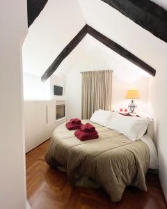 ein Schlafzimmer mit einem Bett mit roten Handtüchern darauf in der Unterkunft Suite San Martino in Martina Franca