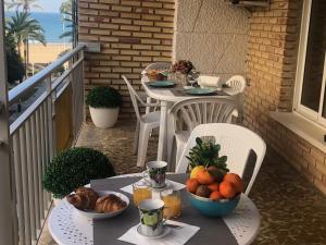 庫列拉的住宿－A 50 m de la plage，阳台上的桌子上放着一碗水果