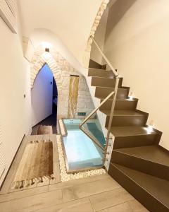 eine Treppe mit einem Tauchbecken in einem Haus in der Unterkunft Suite San Martino in Martina Franca