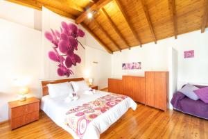 1 dormitorio con 1 cama y 1 sofá en Minalva Residence, en Mantoúkion