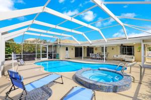 マルコ・アイランドにあるCentrally located pet-friendly home with spa and poolのパティオ(スイミングプール、パーゴラ付)