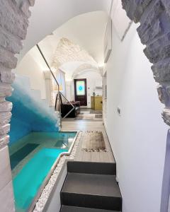ein Haus mit Pool in der Mitte eines Zimmers in der Unterkunft Suite San Martino in Martina Franca