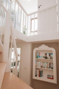 a white room with a book shelf with books at _Ferienhaus Leutesdorf Rheinzeit 614 schönes Haus direkt am Rhein in Leutesdorf