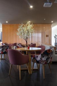 een eetkamer met een tafel en stoelen bij Prazer da Natureza Resort & Spa in Caminha