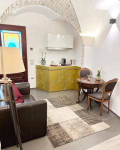 ein Wohnzimmer mit einem Sofa und einem Tisch in der Unterkunft Suite San Martino in Martina Franca