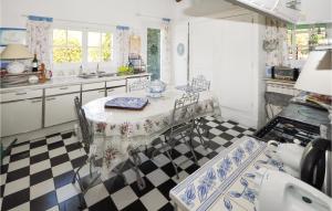 Η κουζίνα ή μικρή κουζίνα στο Gorgeous Home In Plascassier With Wifi