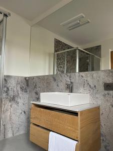 La salle de bains est pourvue d'un lavabo et d'un miroir. dans l'établissement Hotel Belvedere, à Spiazzi Di Caprino