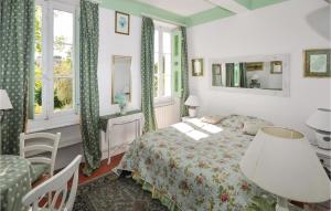 - une chambre avec un lit, une chaise et des fenêtres dans l'établissement Gorgeous Home In Plascassier With Wifi, à Plascassier