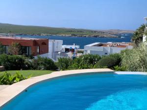 una piscina en una villa con vistas al océano en Apartamento con preciosa vista al mar y AA, en Son Parc