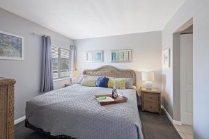 une chambre avec un lit et une fenêtre dans l'établissement Idyllic inland condo with pool and beach access, à Marco Island 48 autres photos