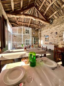 Reštaurácia alebo iné gastronomické zariadenie v ubytovaní Albergue Ponte Ferreira CAMINO PRIMITIVO Lugo - Ferreira