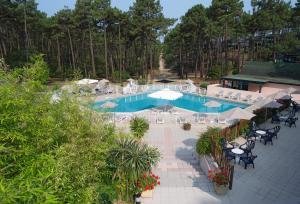 an overhead view of a swimming pool with chairs and umbrellas at Résidence les Cavales in Carcans