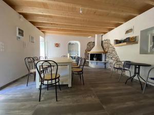 een kamer met stoelen, een tafel en een open haard bij Natural Retreat Shelter #Unoblu® 