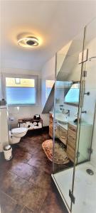 a bathroom with a shower and a toilet and a sink at Lüneburg-Melbeck, 105 qm mit Fernsicht, ruhige Sackgasse, Fussbodenheizung in Melbeck