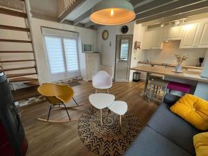 A kitchen or kitchenette at Maison de pêcheur et son loft à 300 m de la plage