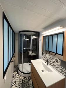 Koupelna v ubytování Maison de pêcheur et son loft à 300 m de la plage