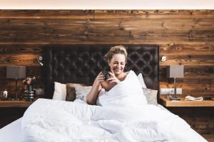 Postel nebo postele na pokoji v ubytování Alpines Gourmet Hotel Montanara