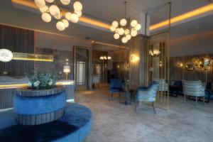 Ruang duduk di The Parkview Hotel