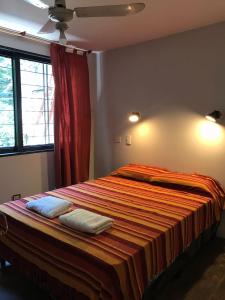 Un pat sau paturi într-o cameră la Lapacho Hostel Salta Coliving