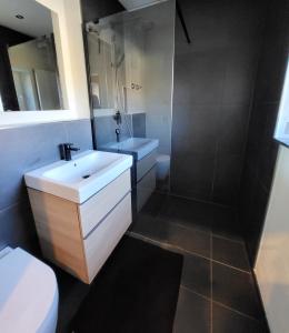 Koupelna v ubytování Quartier4 - mit privater Außensauna! + 18 fotografií