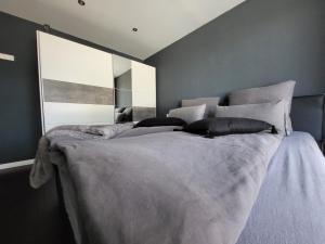 Postel nebo postele na pokoji v ubytování Quartier4 - mit privater Außensauna!