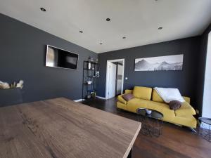 TV a/nebo společenská místnost v ubytování Quartier4 - mit privater Außensauna!