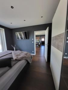 Postel nebo postele na pokoji v ubytování Quartier4 - mit privater Außensauna!