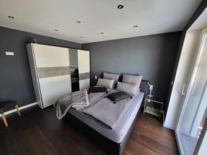 Postel nebo postele na pokoji v ubytování Quartier4 - mit privater Außensauna!