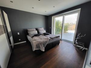 Postel nebo postele na pokoji v ubytování Quartier4 - mit privater Außensauna!