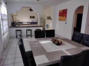 a dining room with a table and chairs at Mi Depa Cascada in Ciudad Valles